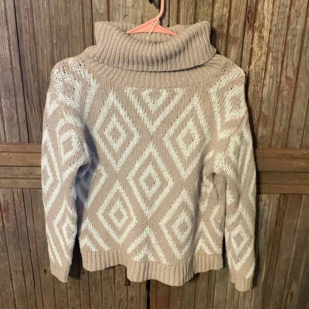 Cozy Beige Diamond Pattern Turtleneck Sweater